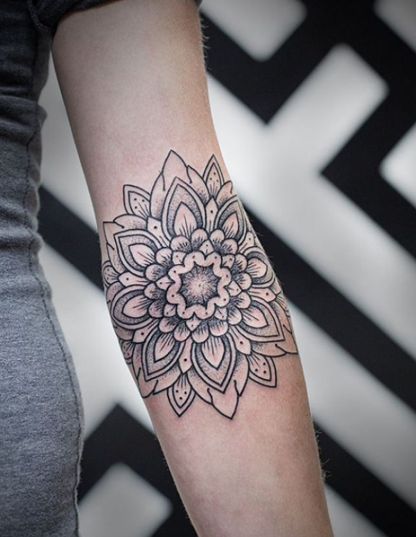 Gaya mandala dengan pola rumit